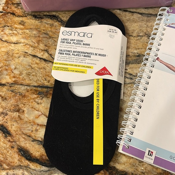 Yoga Set: Yoga Strap, Blocks, Resistance Tube and Band, grip socks, book and dvd - Picture 2 of 6